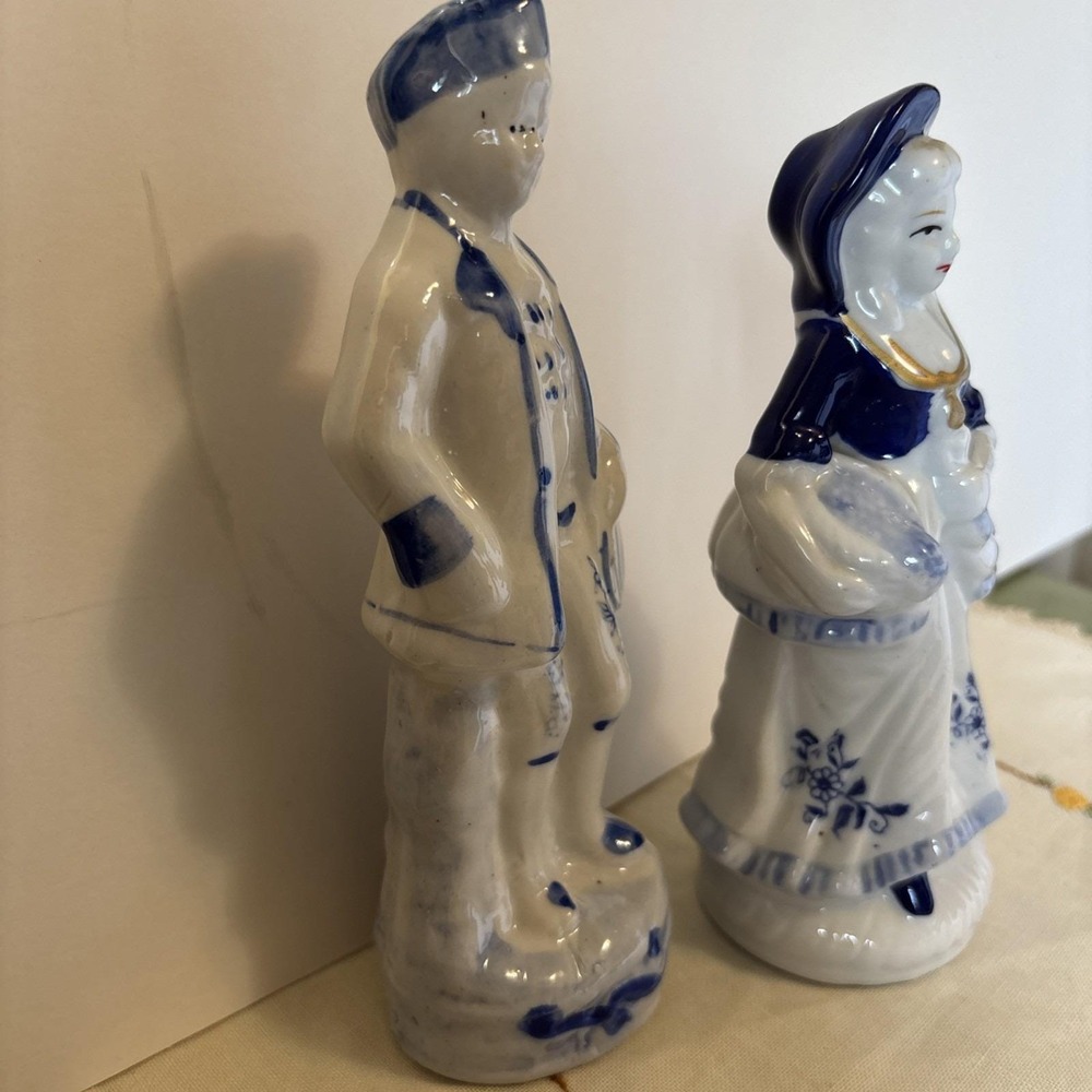 Vintage Porcelain Figurines Blue White Colonial Man with Lute And Lady With Fan - Picture 5 of 10